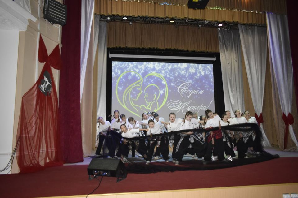 В Перевальске прошел концерт ко Дню матери В Перевальске прошел концерт ко Дню матери