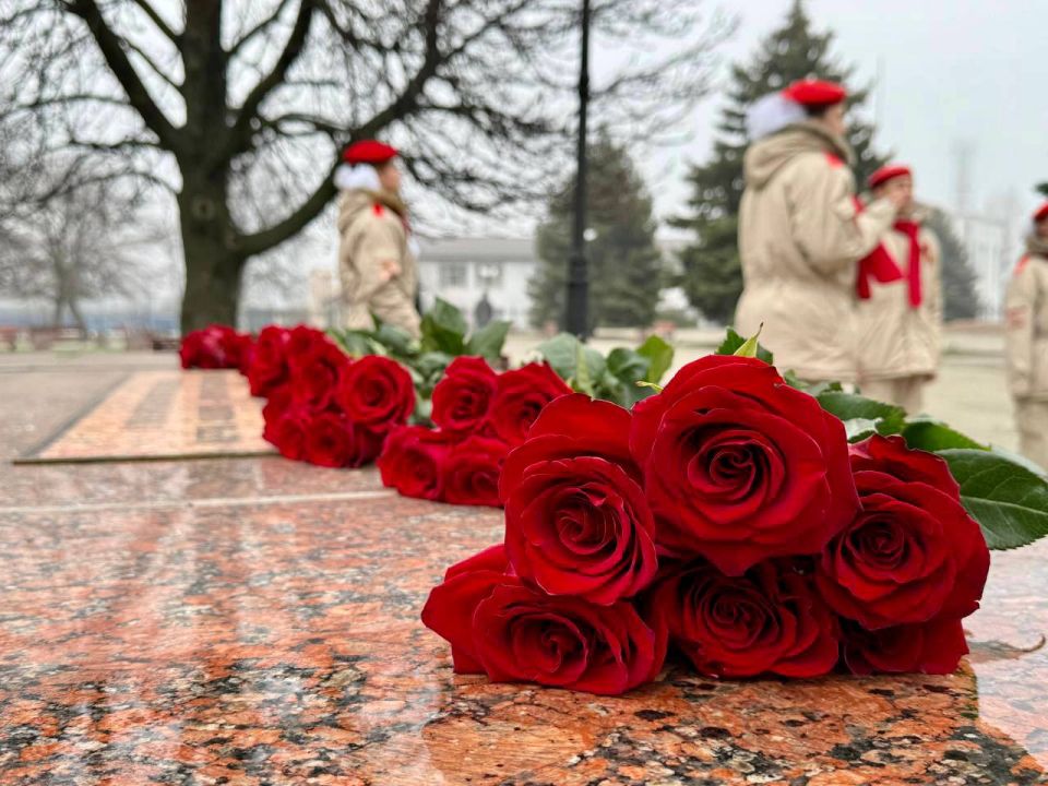 Вместе с коллегами из Донецкой Народной Республики, Запорожской и Херсонской областей возложили цветы к памятнику «Скорбящая мать» в Краснодоне, чтобы отдать дань глубокого уважения и благодарности тем, кто ценой своей жизни... Вместе с коллегами из Донецкой Народной Республики, Запорожской и Херсонской областей возложили цветы к памятнику «Скорбящая мать» в Краснодоне, чтобы отдать дань глубокого уважения и благодарности тем, кто ценой своей жизни...