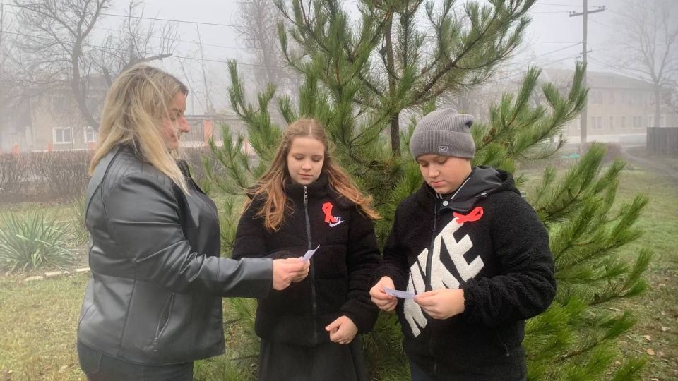 Акции “Красная лента”. 1 декабря – Всемирный день борьбы со СПИДом Акции “Красная лента”. 1 декабря – Всемирный день борьбы со СПИДом