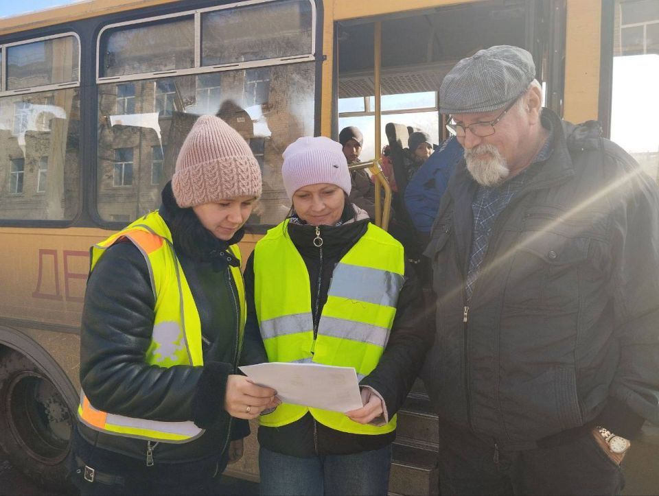 Сотрудники ОГИБДД ОМВД России «Свердловский» и «Краснолучский» совместно с представителями родительского патруля Сотрудники ОГИБДД ОМВД России «Свердловский» и «Краснолучский» совместно с представителями родительского патруля