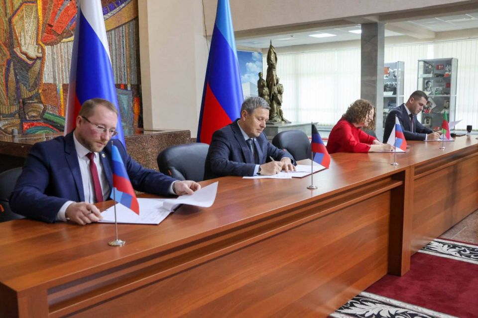 Сегодня на базе музея «Молодой Гвардии» в Краснодоне состоялось историческое событие — четырехстороннее подписание соглашения о сотрудничестве между Министерством культуры ЛНР и Министерствами культуры Донецкой Народной... Сегодня на базе музея «Молодой Гвардии» в Краснодоне состоялось историческое событие — четырехстороннее подписание соглашения о сотрудничестве между Министерством культуры ЛНР и Министерствами культуры Донецкой Народной...