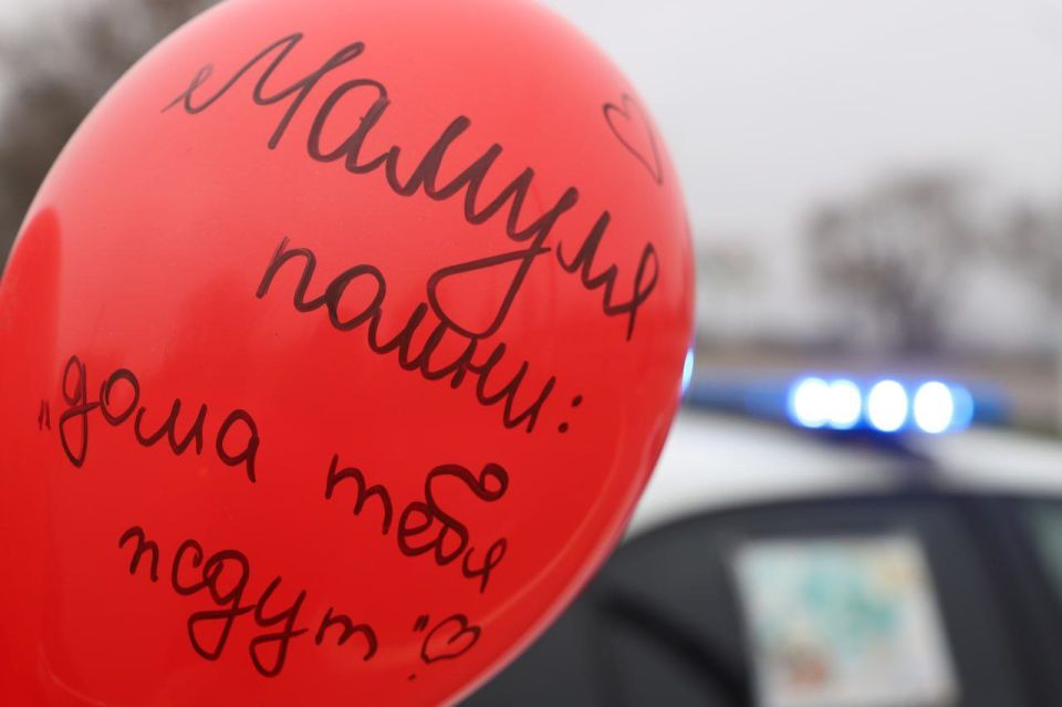 Госавтоинспекция поздравила женщин-водителей с Днём матери Госавтоинспекция поздравила женщин-водителей с Днём матери