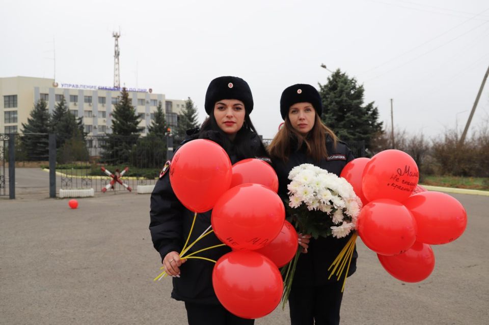 Сотрудники Госавтоинспекции поздравили женщин-водителей с предстоящим Днём матери Сотрудники Госавтоинспекции поздравили женщин-водителей с предстоящим Днём матери