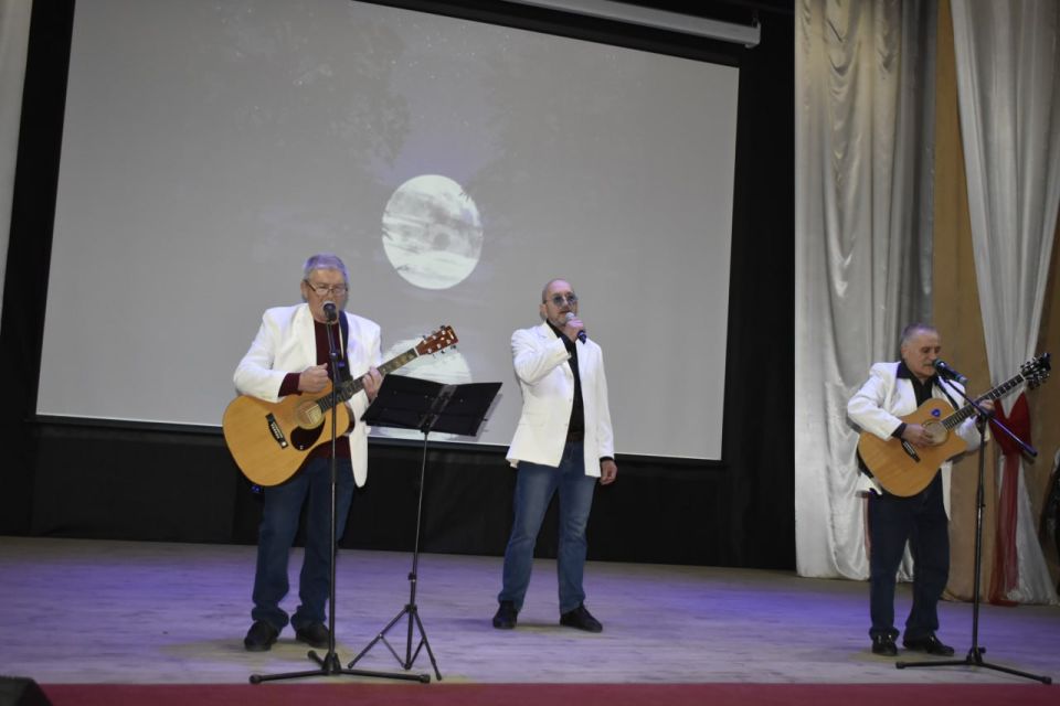 В Перевальске прошел концерт ко Дню матери