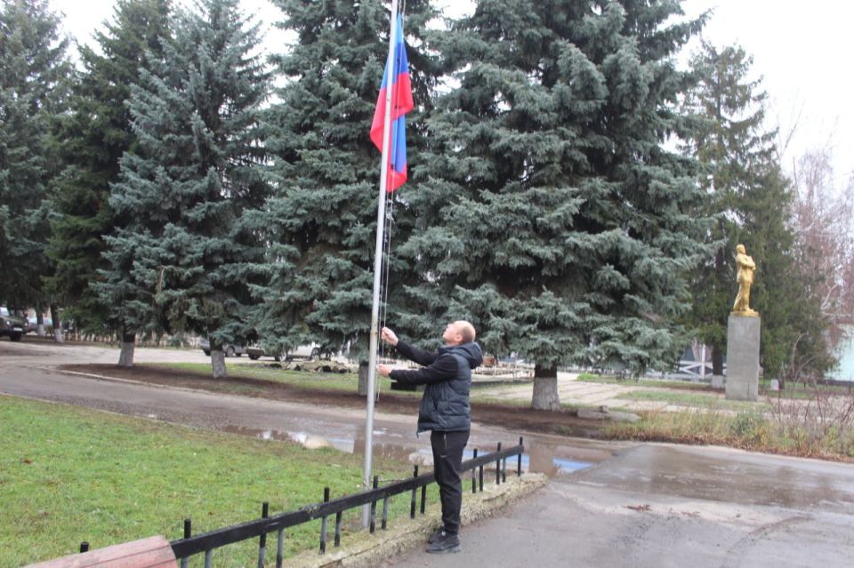Юлия Кожухарь: В День флага Луганской Народной Республики мы провели торжественное мероприятие на площади перед районным Дворцом культуры, собравшее жителей поселка, представителей власти, работников организаций и молодежь Юлия Кожухарь: В День флага Луганской Народной Республики мы провели торжественное мероприятие на площади перед районным Дворцом культуры, собравшее жителей поселка, представителей власти, работников организаций и молодежь