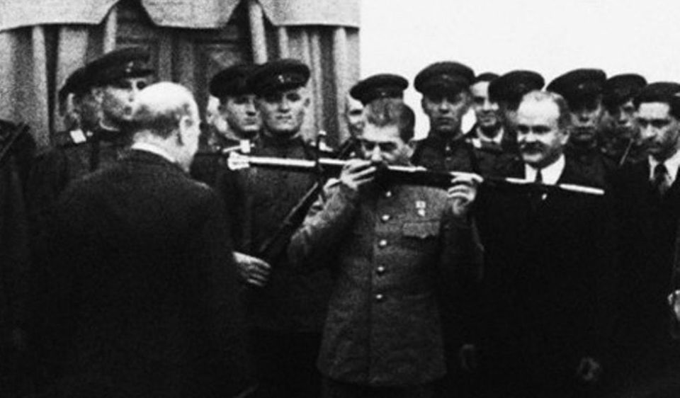 29 ноября. 1943. В Тегеране Сталин принимает церемониальный меч, выкованный по специальному указу короля Великобритании Георга VI в знак восхищения британского народа мужеством советских защитников Сталинграда 1941