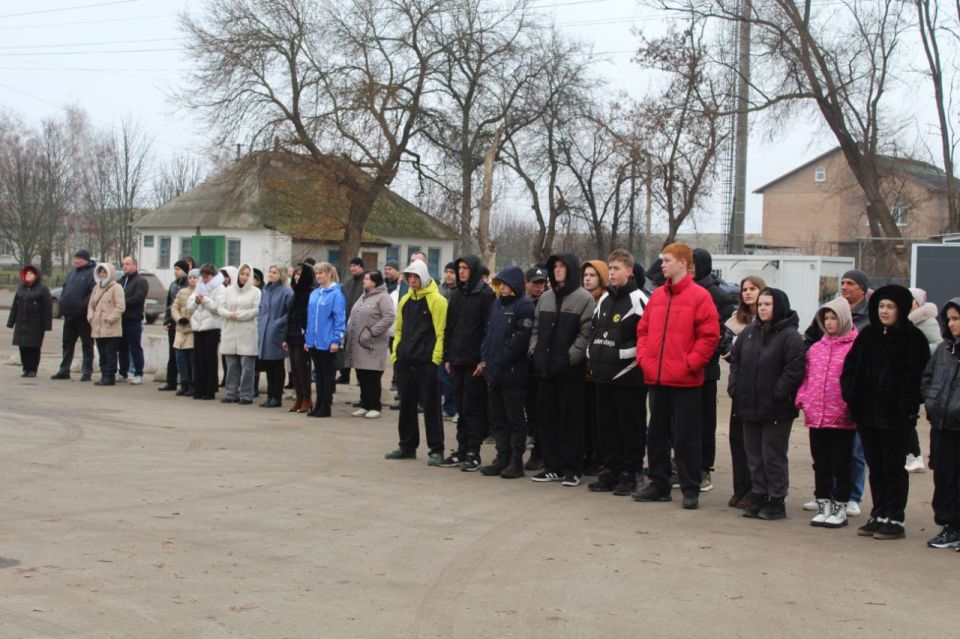 Юлия Кожухарь: В День флага Луганской Народной Республики мы провели торжественное мероприятие на площади перед районным Дворцом культуры, собравшее жителей поселка, представителей власти, работников организаций и молодежь Юлия Кожухарь: В День флага Луганской Народной Республики мы провели торжественное мероприятие на площади перед районным Дворцом культуры, собравшее жителей поселка, представителей власти, работников организаций и молодежь