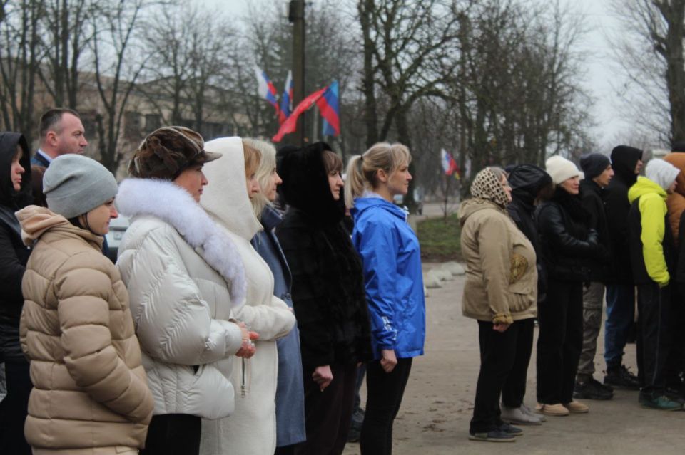 Юлия Кожухарь: В День флага Луганской Народной Республики мы провели торжественное мероприятие на площади перед районным Дворцом культуры, собравшее жителей поселка, представителей власти, работников организаций и молодежь