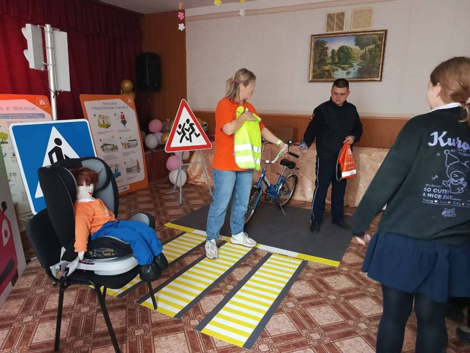 Сотрудники ОМВД России «Перевальский» совместно с представителями «Лаборатории безопасности» провели профилактическое мероприятие Сотрудники ОМВД России «Перевальский» совместно с представителями «Лаборатории безопасности» провели профилактическое мероприятие