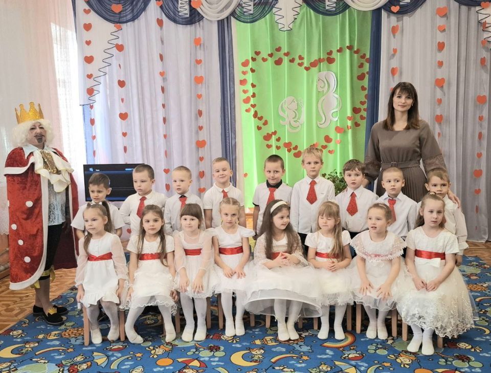 В Краснолучском ясли-саду № 40 «Яблонька» состоялся праздничный концерт «Все начинается с мамы» В Краснолучском ясли-саду № 40 «Яблонька» состоялся праздничный концерт «Все начинается с мамы»