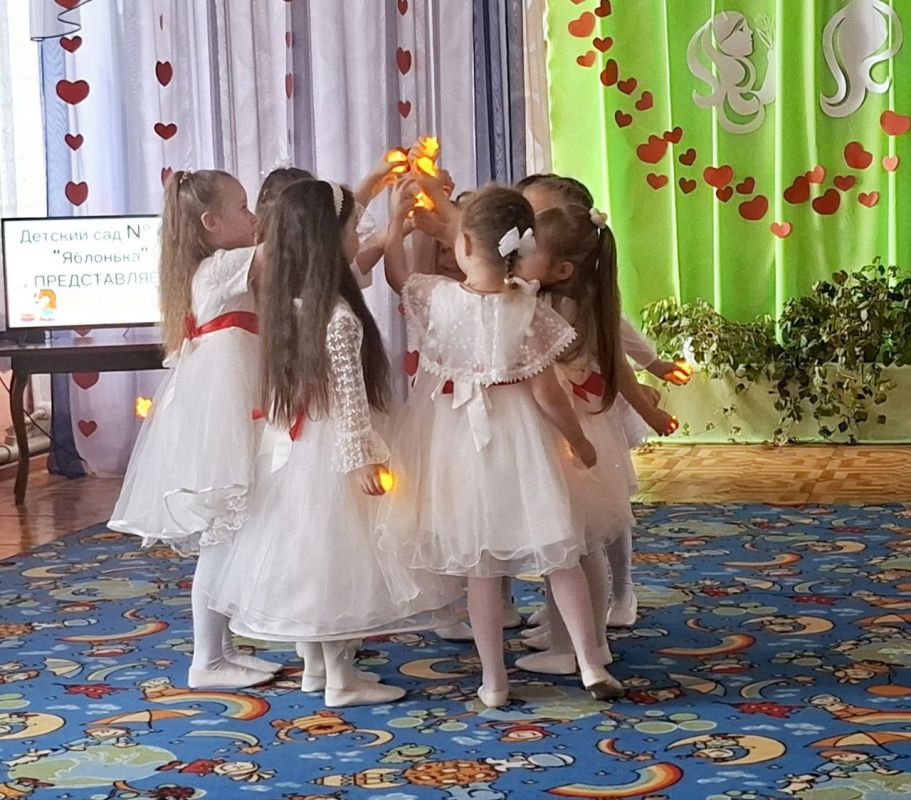 В Краснолучском ясли-саду № 40 «Яблонька» состоялся праздничный концерт «Все начинается с мамы» В Краснолучском ясли-саду № 40 «Яблонька» состоялся праздничный концерт «Все начинается с мамы»