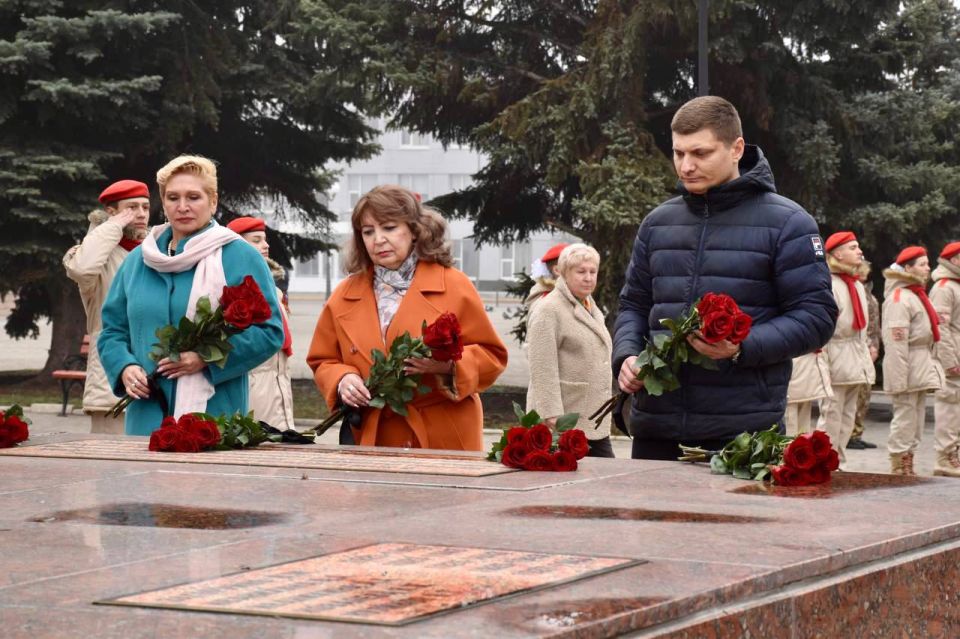 Вместе с коллегами из Донецкой Народной Республики, Запорожской и Херсонской областей возложили цветы к памятнику «Скорбящая мать» в Краснодоне, чтобы отдать дань глубокого уважения и благодарности тем, кто ценой своей жизни... Вместе с коллегами из Донецкой Народной Республики, Запорожской и Херсонской областей возложили цветы к памятнику «Скорбящая мать» в Краснодоне, чтобы отдать дань глубокого уважения и благодарности тем, кто ценой своей жизни...