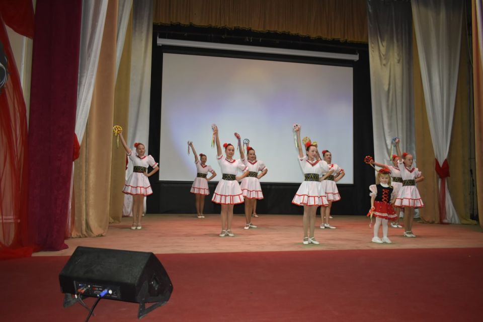 В Перевальске прошел концерт ко Дню матери В Перевальске прошел концерт ко Дню матери