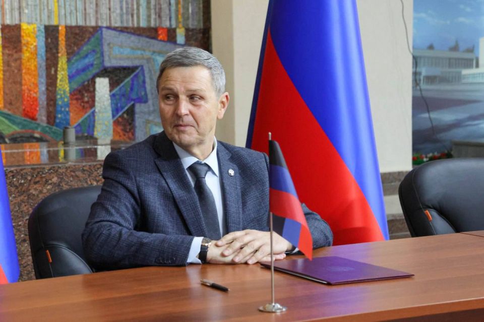 Сегодня на базе музея «Молодой Гвардии» в Краснодоне состоялось историческое событие — четырехстороннее подписание соглашения о сотрудничестве между Министерством культуры ЛНР и Министерствами культуры Донецкой Народной... Сегодня на базе музея «Молодой Гвардии» в Краснодоне состоялось историческое событие — четырехстороннее подписание соглашения о сотрудничестве между Министерством культуры ЛНР и Министерствами культуры Донецкой Народной...