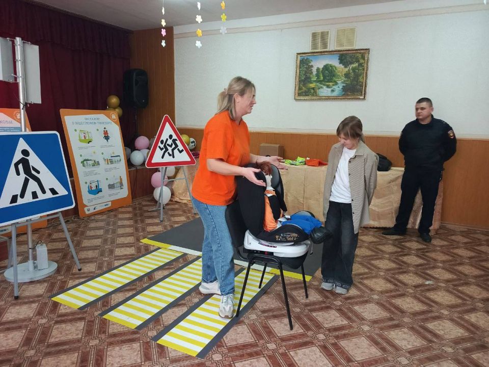 Сотрудники ОМВД России «Перевальский» совместно с представителями «Лаборатории безопасности» провели профилактическое мероприятие Сотрудники ОМВД России «Перевальский» совместно с представителями «Лаборатории безопасности» провели профилактическое мероприятие