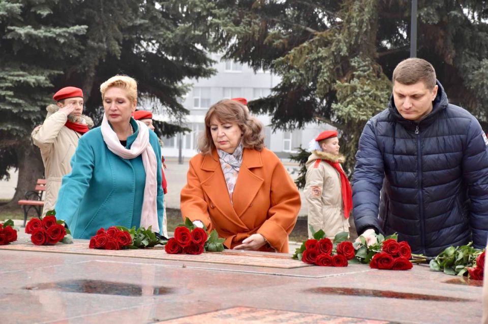 Вместе с коллегами из Донецкой Народной Республики, Запорожской и Херсонской областей возложили цветы к памятнику «Скорбящая мать» в Краснодоне, чтобы отдать дань глубокого уважения и благодарности тем, кто ценой своей жизни... Вместе с коллегами из Донецкой Народной Республики, Запорожской и Херсонской областей возложили цветы к памятнику «Скорбящая мать» в Краснодоне, чтобы отдать дань глубокого уважения и благодарности тем, кто ценой своей жизни...