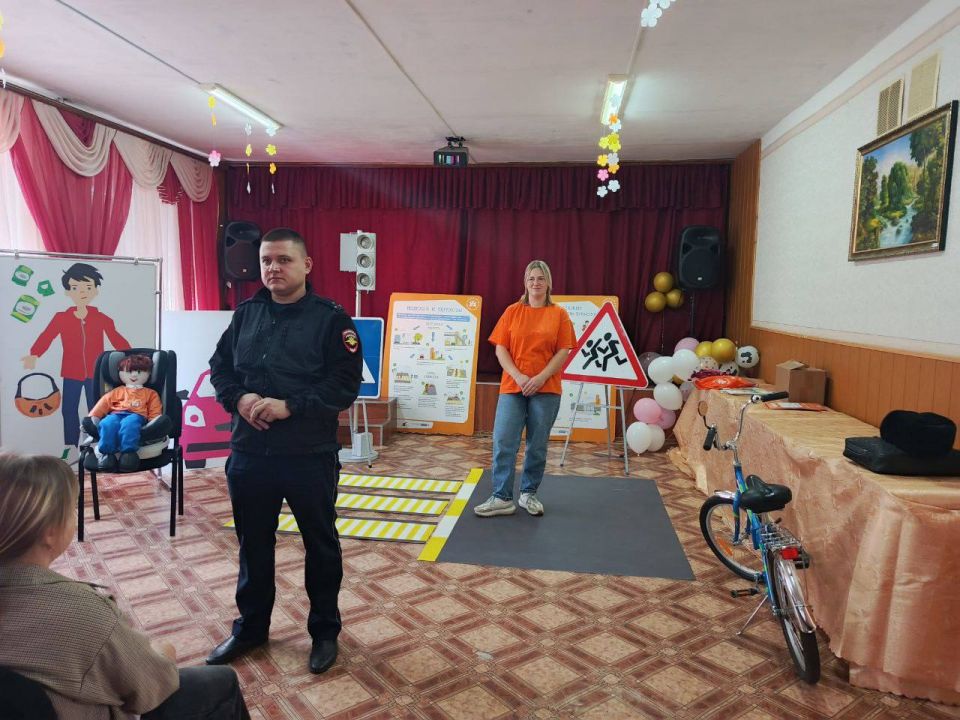 Сотрудники ОМВД России «Перевальский» совместно с представителями «Лаборатории безопасности» провели профилактическое мероприятие Сотрудники ОМВД России «Перевальский» совместно с представителями «Лаборатории безопасности» провели профилактическое мероприятие