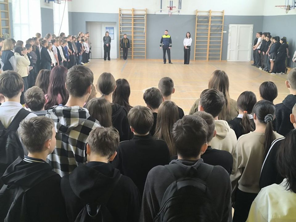 В Ровеньковской школе №6 им. О.В. Анащенко состоялась важная встреча с инспектором по пропаганде безопасности дорожного движения Зуйковским А.А В Ровеньковской школе №6 им. О.В. Анащенко состоялась важная встреча с инспектором по пропаганде безопасности дорожного движения Зуйковским А.А