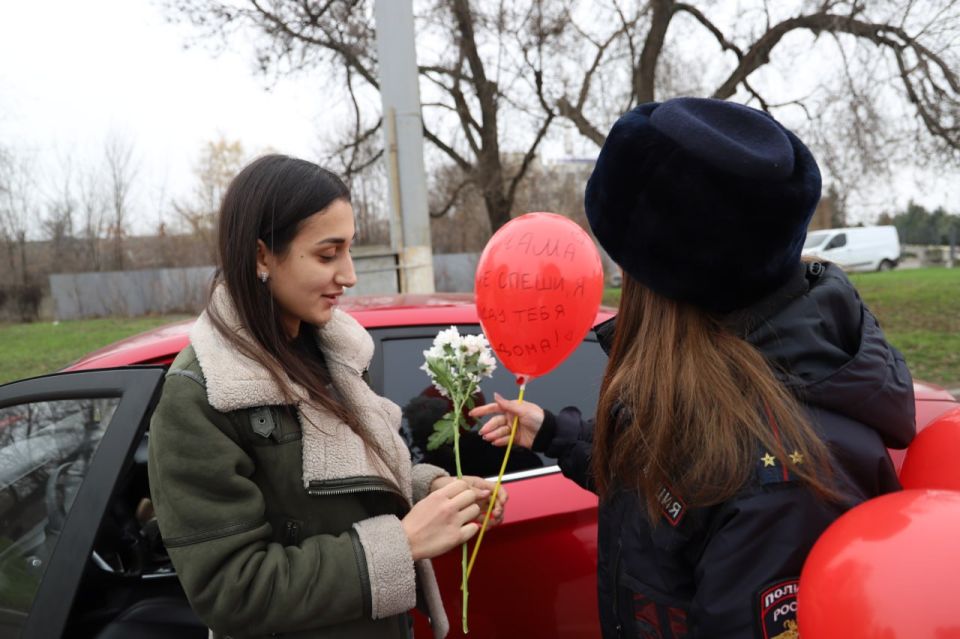 Госавтоинспекция региона поздравила женщин-водителей с предстоящим Днём матери Госавтоинспекция региона поздравила женщин-водителей с предстоящим Днём матери