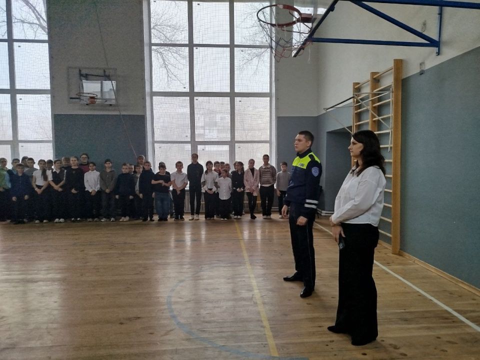 В Ровеньковской школе №6 им. О.В. Анащенко состоялась важная встреча с инспектором по пропаганде безопасности дорожного движения Зуйковским А.А В Ровеньковской школе №6 им. О.В. Анащенко состоялась важная встреча с инспектором по пропаганде безопасности дорожного движения Зуйковским А.А