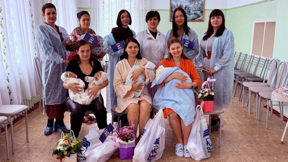 В преддверии Дня матери партийцы поздравили молодых мамочек В преддверии Дня матери партийцы поздравили молодых мамочек