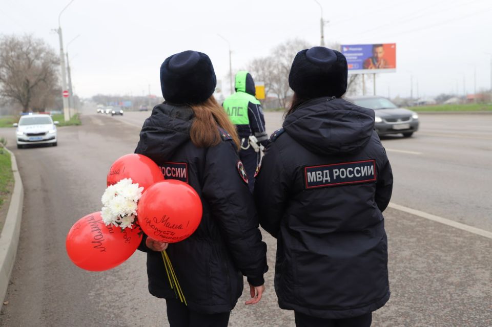 Сотрудники Госавтоинспекции поздравили женщин-водителей с предстоящим Днём матери Сотрудники Госавтоинспекции поздравили женщин-водителей с предстоящим Днём матери