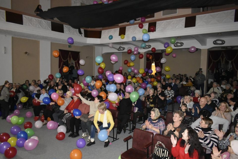 В Перевальске прошел концерт ко Дню матери В Перевальске прошел концерт ко Дню матери