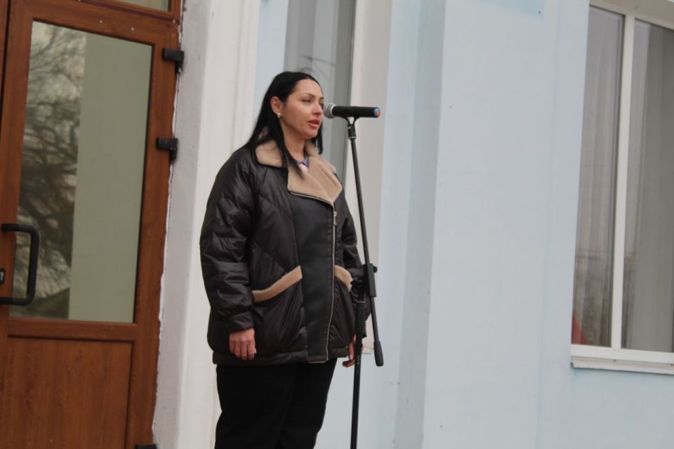 Юлия Кожухарь: В День флага Луганской Народной Республики мы провели торжественное мероприятие на площади перед районным Дворцом культуры, собравшее жителей поселка, представителей власти, работников организаций и молодежь Юлия Кожухарь: В День флага Луганской Народной Республики мы провели торжественное мероприятие на площади перед районным Дворцом культуры, собравшее жителей поселка, представителей власти, работников организаций и молодежь