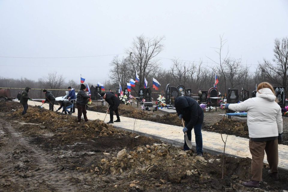 Сергей Колягин: Недавно вместе с председателем Совета городского округа Светланой Пшеничниковой провели выездную встречу с членами семей погибших участников боевых действий Сергей Колягин: Недавно вместе с председателем Совета городского округа Светланой Пшеничниковой провели выездную встречу с членами семей погибших участников боевых действий