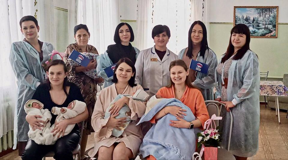 В преддверии Дня матери партийцы поздравили молодых мамочек