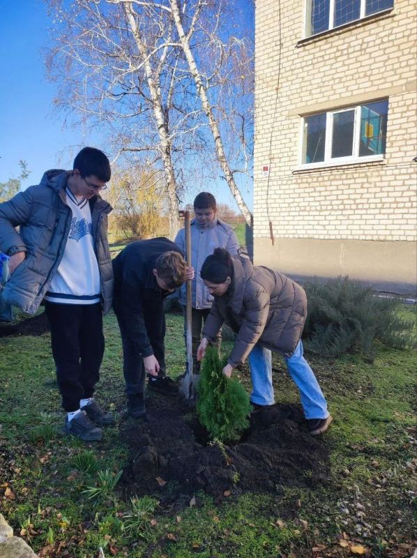 25 ноября на уроке труда ученики 8 класса Станично-Луганской школы с. Нижнетеплое с учительницей Никитченко С.Е. посадили живую память о дружбе между школами — тую, любезно подаренную нашими сетевыми партнёрами из средней... 25 ноября на уроке труда ученики 8 класса Станично-Луганской школы с. Нижнетеплое с учительницей Никитченко С.Е. посадили живую память о дружбе между школами — тую, любезно подаренную нашими сетевыми партнёрами из средней...