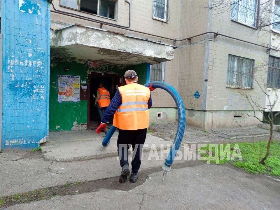 По поручению Главы ЛНР коммунальщики устранили забой канализации в многоквартирном доме По поручению Главы ЛНР коммунальщики устранили забой канализации в многоквартирном доме