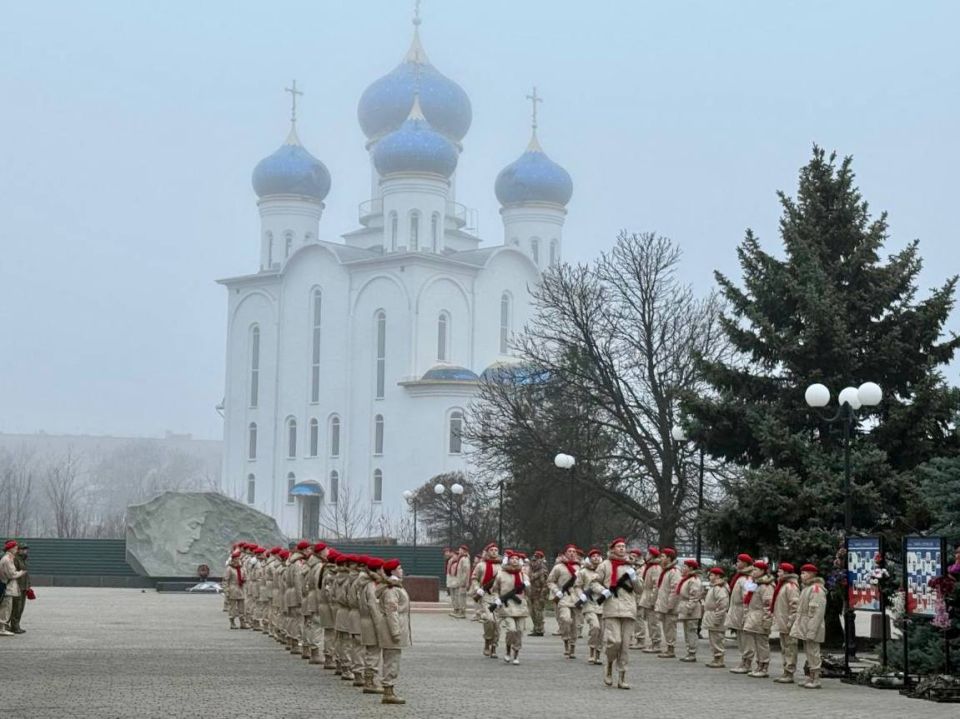 Вместе с коллегами из Донецкой Народной Республики, Запорожской и Херсонской областей возложили цветы к памятнику «Скорбящая мать» в Краснодоне, чтобы отдать дань глубокого уважения и благодарности тем, кто ценой своей жизни... Вместе с коллегами из Донецкой Народной Республики, Запорожской и Херсонской областей возложили цветы к памятнику «Скорбящая мать» в Краснодоне, чтобы отдать дань глубокого уважения и благодарности тем, кто ценой своей жизни...