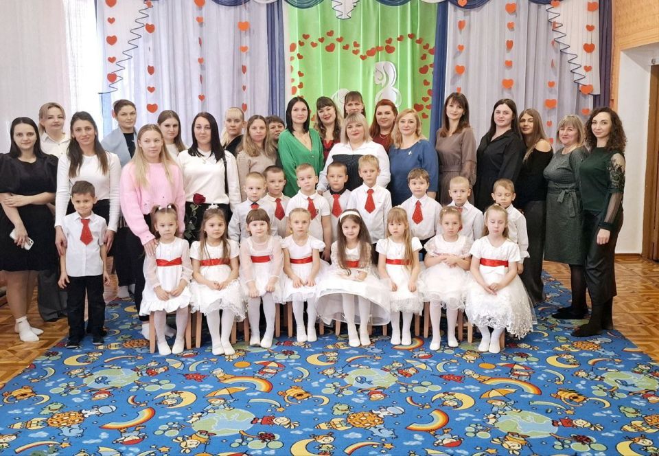 В Краснолучском ясли-саду № 40 «Яблонька» состоялся праздничный концерт «Все начинается с мамы» В Краснолучском ясли-саду № 40 «Яблонька» состоялся праздничный концерт «Все начинается с мамы»