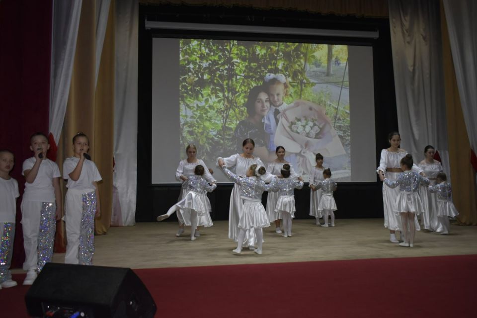 В Перевальске прошел концерт ко Дню матери В Перевальске прошел концерт ко Дню матери