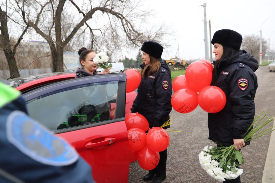 Госавтоинспекция региона поздравила женщин-водителей с предстоящим Днём матери Госавтоинспекция региона поздравила женщин-водителей с предстоящим Днём матери