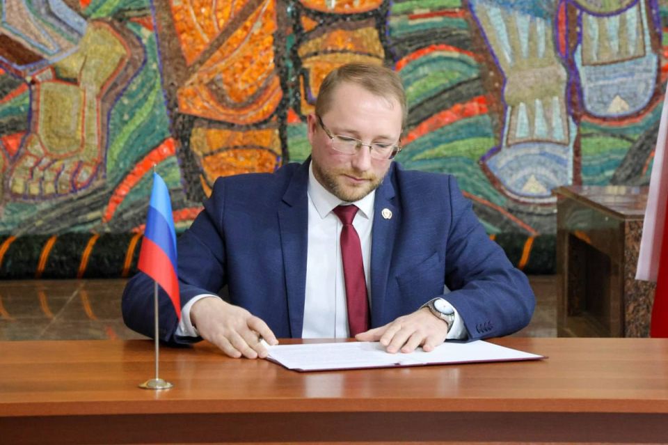 Сегодня на базе музея «Молодой Гвардии» в Краснодоне состоялось историческое событие — четырехстороннее подписание соглашения о сотрудничестве между Министерством культуры ЛНР и Министерствами культуры Донецкой Народной... Сегодня на базе музея «Молодой Гвардии» в Краснодоне состоялось историческое событие — четырехстороннее подписание соглашения о сотрудничестве между Министерством культуры ЛНР и Министерствами культуры Донецкой Народной...
