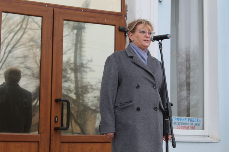 Юлия Кожухарь: В День флага Луганской Народной Республики мы провели торжественное мероприятие на площади перед районным Дворцом культуры, собравшее жителей поселка, представителей власти, работников организаций и молодежь Юлия Кожухарь: В День флага Луганской Народной Республики мы провели торжественное мероприятие на площади перед районным Дворцом культуры, собравшее жителей поселка, представителей власти, работников организаций и молодежь