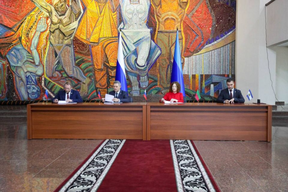 Сегодня на базе музея «Молодой Гвардии» в Краснодоне состоялось историческое событие — четырехстороннее подписание соглашения о сотрудничестве между Министерством культуры ЛНР и Министерствами культуры Донецкой Народной... Сегодня на базе музея «Молодой Гвардии» в Краснодоне состоялось историческое событие — четырехстороннее подписание соглашения о сотрудничестве между Министерством культуры ЛНР и Министерствами культуры Донецкой Народной...