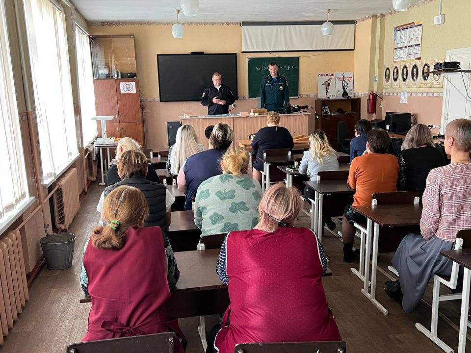 В Марковке и Свердловске сотрудники Госавтоинспекции встретились с педагогами и заведующими детскими садами В Марковке и Свердловске сотрудники Госавтоинспекции встретились с педагогами и заведующими детскими садами
