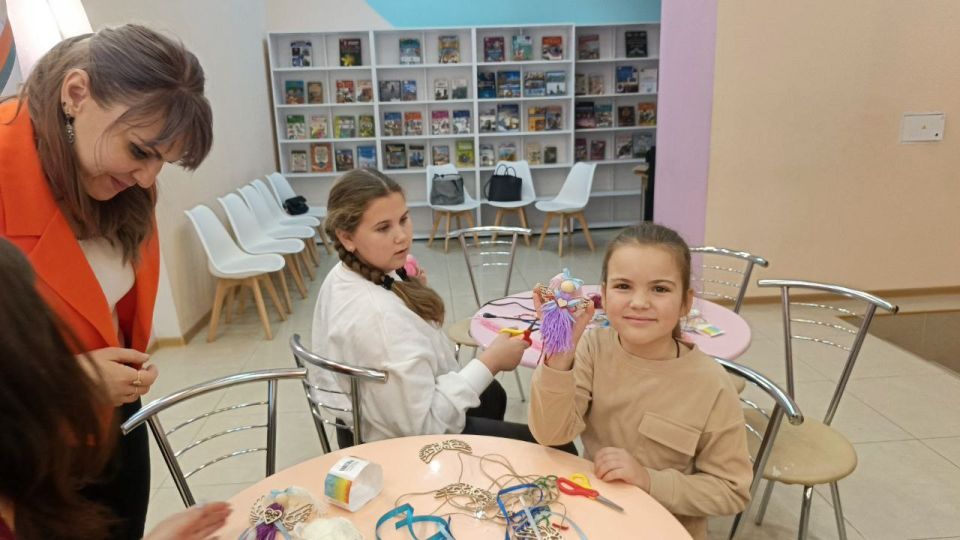 Кусочек тепла для мамы: в ЛНР прошёл мастер-класс «Куколка- обережка» Кусочек тепла для мамы: в ЛНР прошёл мастер-класс «Куколка- обережка»