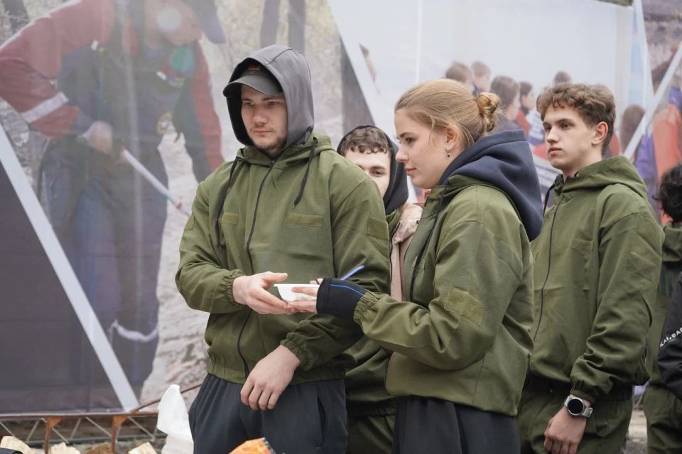 Полевая кухня объединяет. После завершения всем площадок, участников ждало самое вкусное мероприятие проекта «Брось вызов» - «Каша из топора»! Такие моменты невозможно забыть Полевая кухня объединяет. После завершения всем площадок, участников ждало самое вкусное мероприятие проекта «Брось вызов» - «Каша из топора»! Такие моменты невозможно забыть