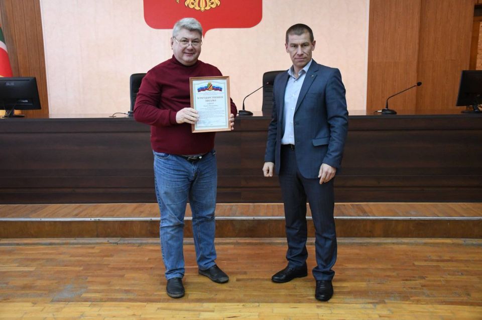 Сергей Колягин: Вместе с официальными представителями региона-шефа Калужской области в Первомайске Дамиром Шабакаевым и Михаилом Климовым проводили очередную группу медицинских работников, которые в течение месяца оказывали... Сергей Колягин: Вместе с официальными представителями региона-шефа Калужской области в Первомайске Дамиром Шабакаевым и Михаилом Климовым проводили очередную группу медицинских работников, которые в течение месяца оказывали...