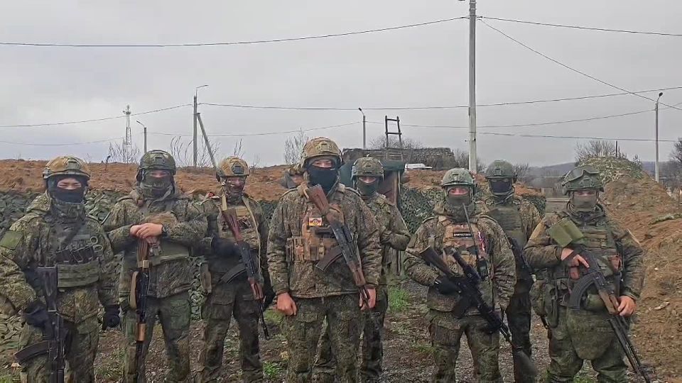 Военнослужащие стрелкового батальона военной комендатуры ЛНР поздравляют с Днём матери