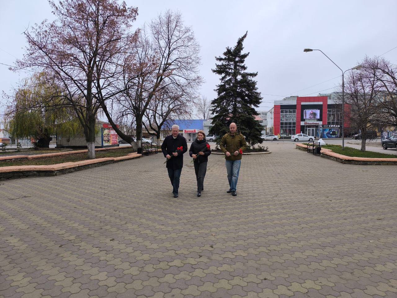 Сергей Козенко: Совместно с первым заместителем Анной Гончаровой и заместителем Сергеем Тищенко почтили память минутой молчания героев-ликвидаторов и возложили цветы к памятному знаку ликвидаторам, жертвам аварии на ЧАЭС... Сергей Козенко: Совместно с первым заместителем Анной Гончаровой и заместителем Сергеем Тищенко почтили память минутой молчания героев-ликвидаторов и возложили цветы к памятному знаку ликвидаторам, жертвам аварии на ЧАЭС...