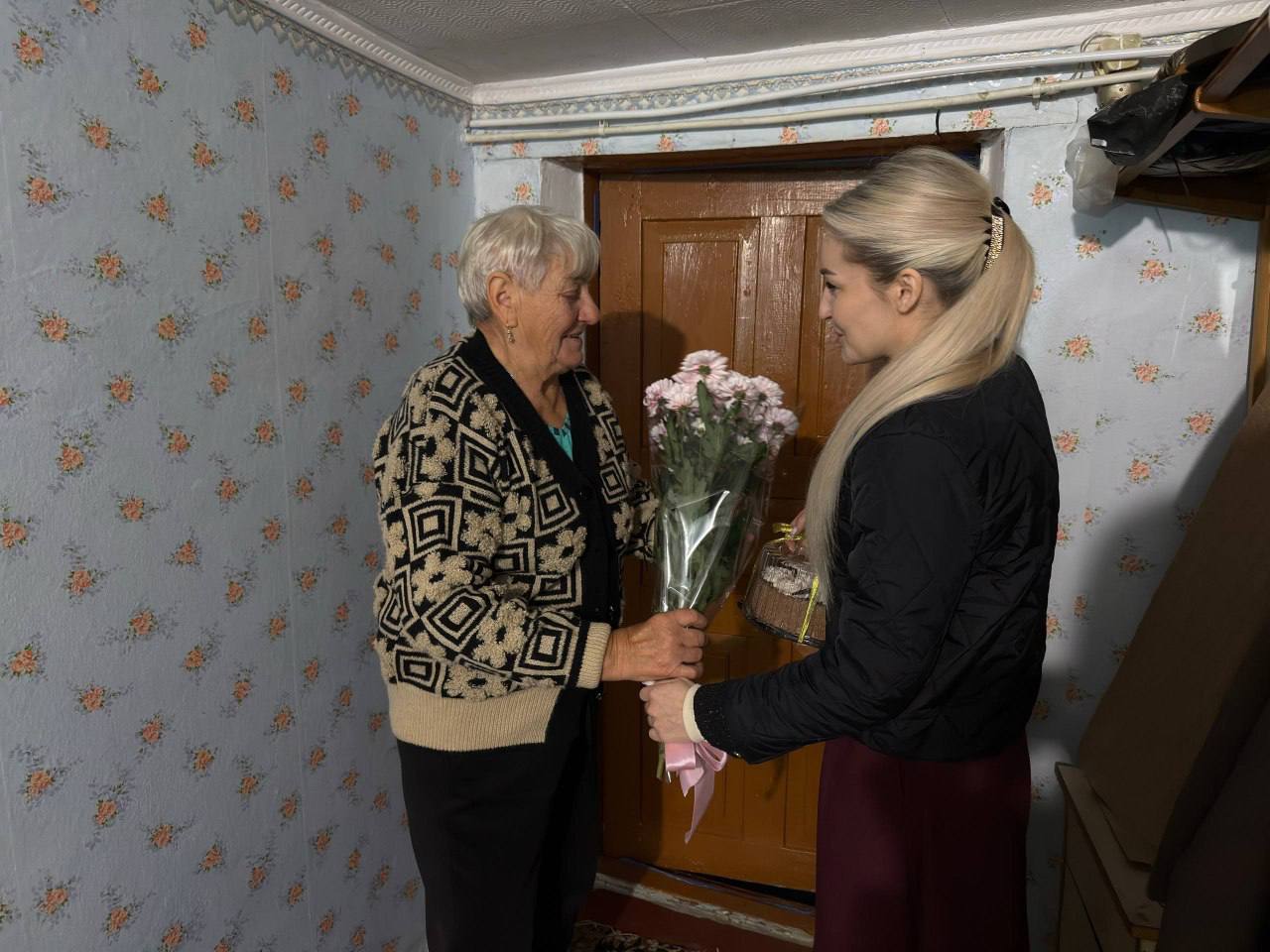 В преддверии праздника Дня матери временно исполняющий полномочия Главы Марковского муниципального округа Луганской Народной Республики Ирина Александровна Кузьменко посетила матерей погибших участников специальной военной... В преддверии праздника Дня матери временно исполняющий полномочия Главы Марковского муниципального округа Луганской Народной Республики Ирина Александровна Кузьменко посетила матерей погибших участников специальной военной...