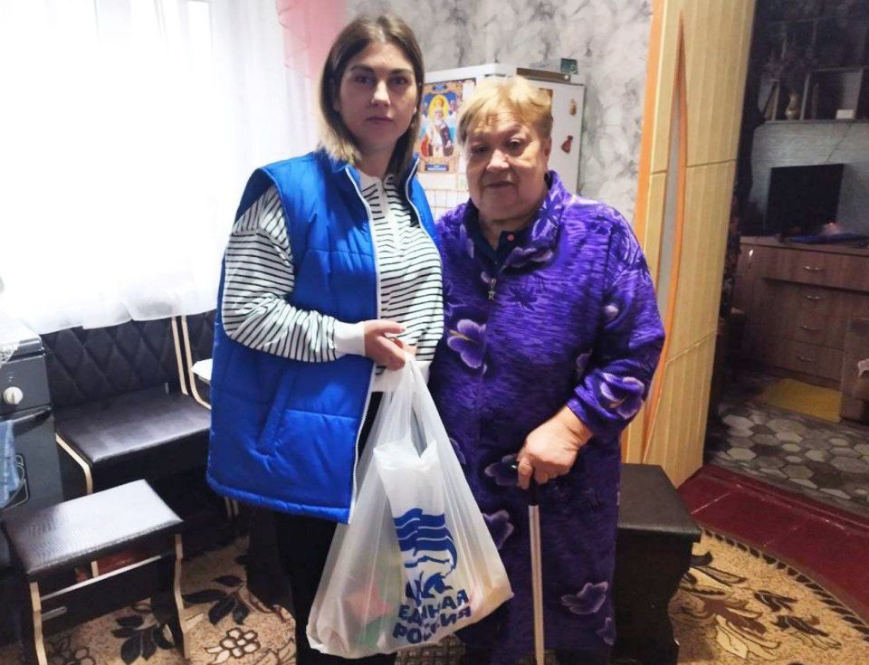 Единороссы поздравили и вручили подарки мамам по всей ЛНР Единороссы поздравили и вручили подарки мамам по всей ЛНР