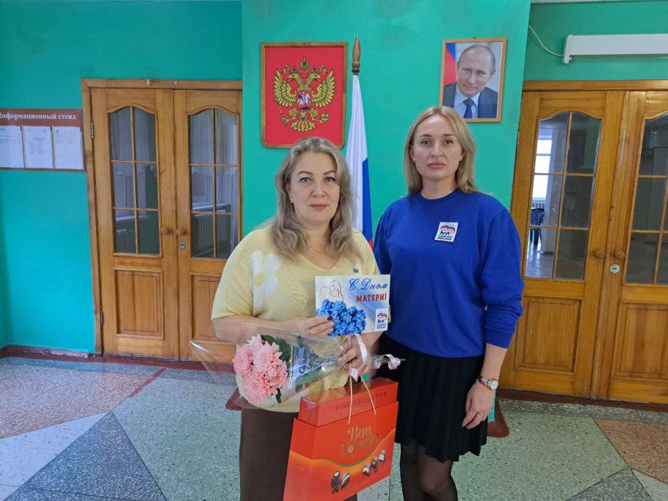 Единороссы поздравили и вручили подарки мамам по всей ЛНР Единороссы поздравили и вручили подарки мамам по всей ЛНР