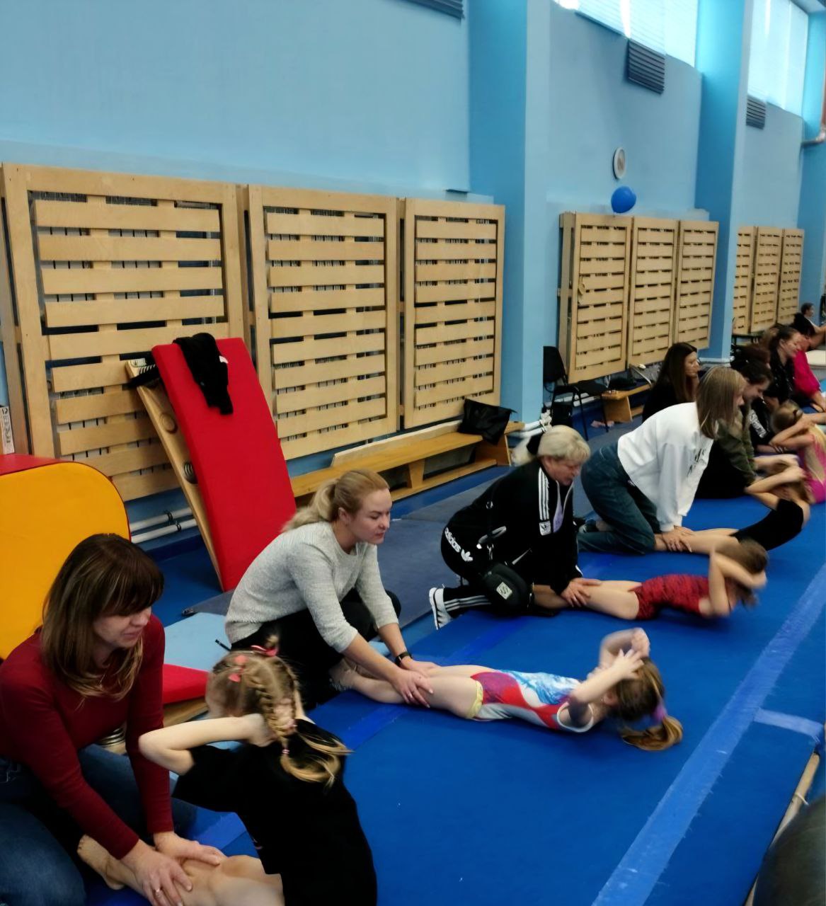 В Алчевской спортивной школе №1 прошла открытая тренировка по спортивной гимнастике, приуроченная ко Дню матери В Алчевской спортивной школе №1 прошла открытая тренировка по спортивной гимнастике, приуроченная ко Дню матери