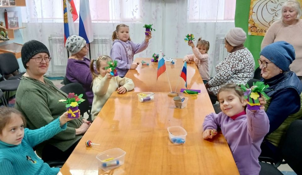 «Мир начинается с мамы…». В преддверии праздника «День матери» в ГБУДО ЛНР «Звезда» в АРТ Мастерской «Кудесники» прошел цикл мастер-классов по декоративно-прикладному творчеству «Подарок для мамы» «Мир начинается с мамы…». В преддверии праздника «День матери» в ГБУДО ЛНР «Звезда» в АРТ Мастерской «Кудесники» прошел цикл мастер-классов по декоративно-прикладному творчеству «Подарок для мамы»